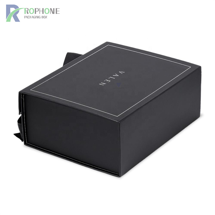 The black cardboard gift box that reflects only one or two core elements